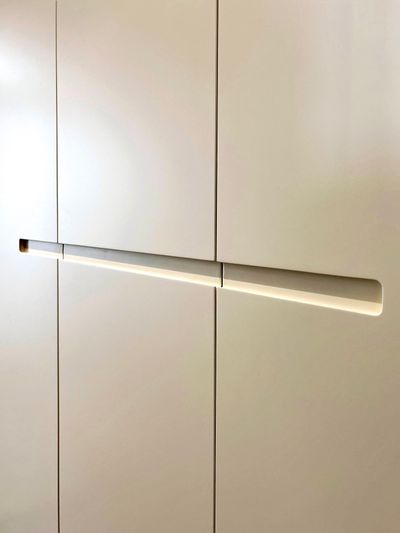 Vestavěná skříň — detail zafrézované úchytky s LED osvětlením