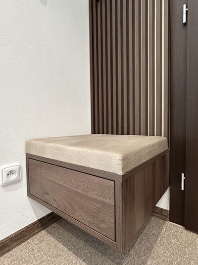 Chodba se vstupními dveřmi a vestavěnými skříněmi