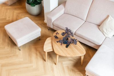 Obývací pokoj — růžová sedačka s taburetkem a dubovými konferenčními stolky