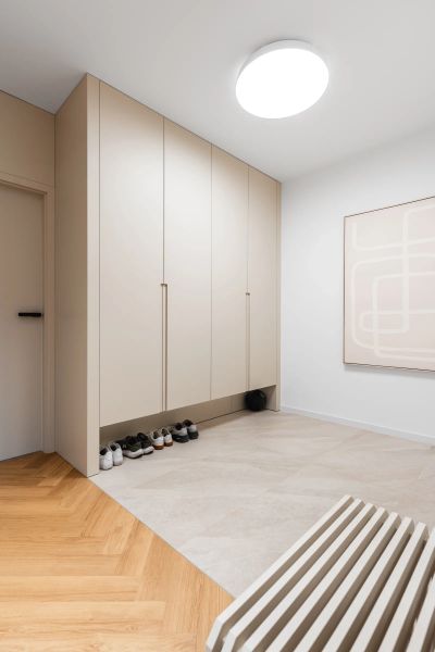 Zádveří — vestavěné skříně s obrazem a botami na podlaze