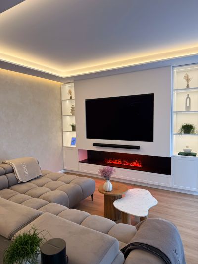 Obývací pokoj s krbem a TV stěnou v glamour stylu