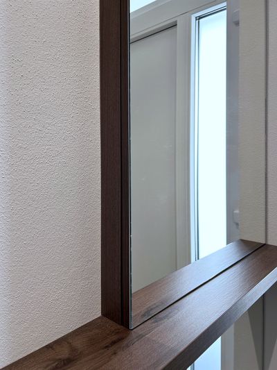 Otevřená vestavěná skříň s věšákovou stěnou u vstupních dveří