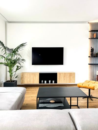 Obývací pokoj s TV stěnou a sedací soupravou